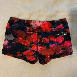 Fleo dark red roses shorts